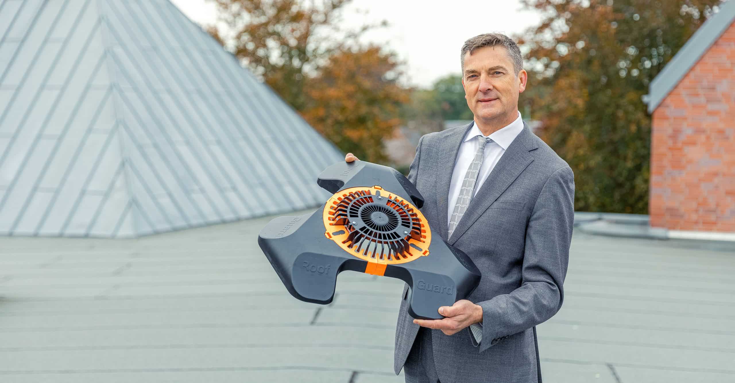 Produktmanager Peter Nowack präsentiert den ROOFGUARD® von FLECK Dachzubehör